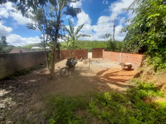 Terreno localisado em Mecia na beira da pista tamanho do terreno 8.5 de frente por 30