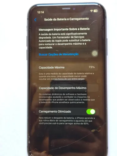 iPhone 11 64gb com saúde de bateria em 73% a parte de trás está quebrada.