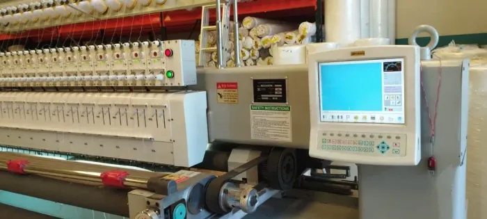 Máquina de bordado e matelassê contínuo 