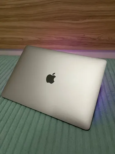 Vendo MacBook Pro 256 GB versão 17 ,usado poucas vezes