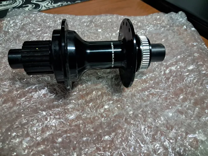 Cubo traseiro Shimano FH-MT410-B