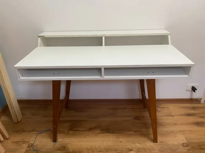Vendo escrivaninha branca elegante