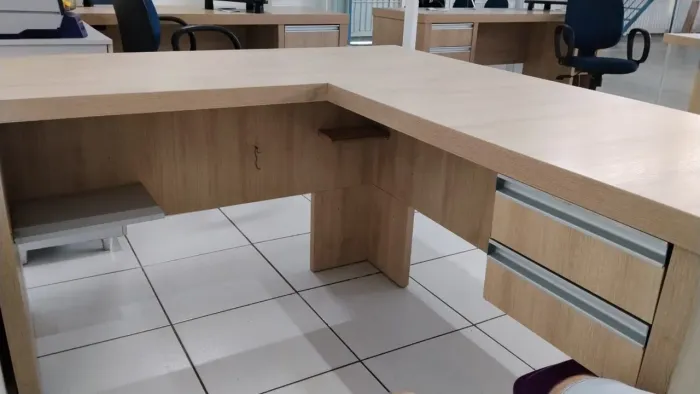 Mesa de escritório executiva em L 1,60 x 1,40 x 0,60m - Excelente estado