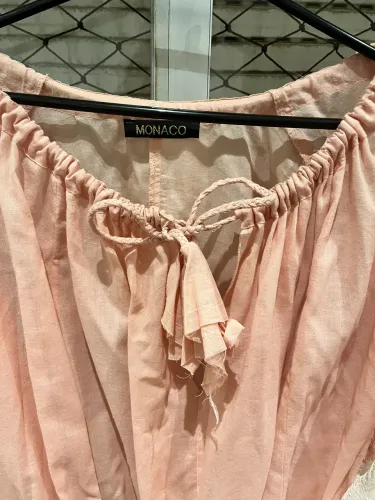 Blusa rosa , manga longa , com detalhes em renda 
