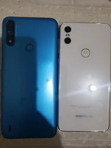 Moto One + Motorola