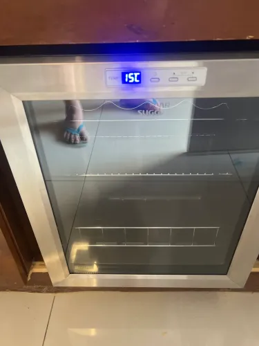 Adega de vinhos suggar modelo Lyon 13 garrafas com compressor.