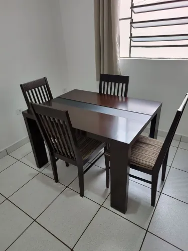 Mesa com quatro cadeiras