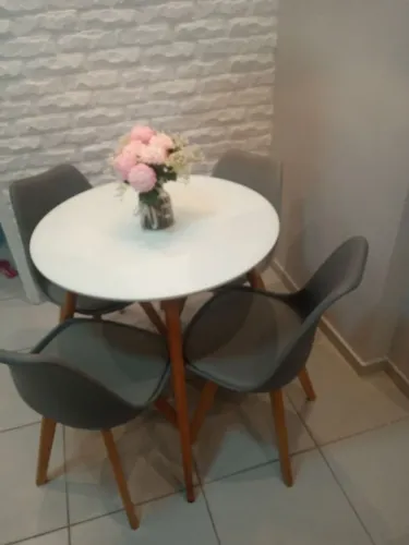 Mesa redonda madeira maciça 80x80 tampo de vidro com 4 cadeiras leda cinza 