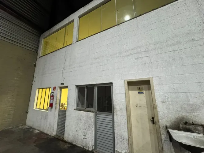 Galpão Logístico 1.300m² em Cobilândia - Pé Direito 9m, Docas e Pátio de Manobra