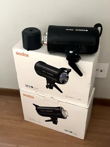 Kit com 2 Flash Godox SK300IIV