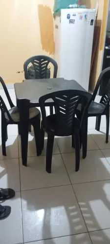 Três mesas de plástico com cadeira