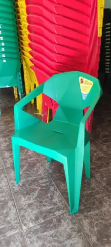 Poltrona plástica Diamond cor verde! A única com 10 anos de garantia