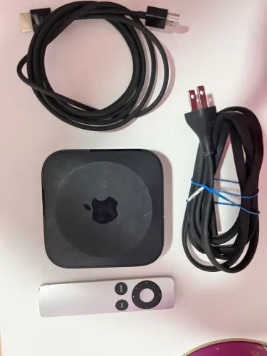 Aparelho Apple TV com controle e cabos