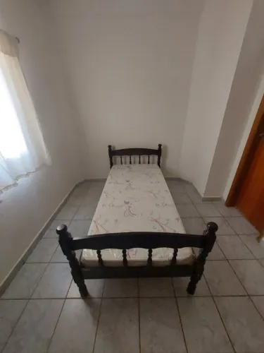 Mesa de jantar oval 1.80 X 1.10 tampo de marmore com 6 cadeiras- sofá 3 lugares- 3 camas