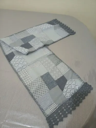 Caminho de mesa em tecido com crochê