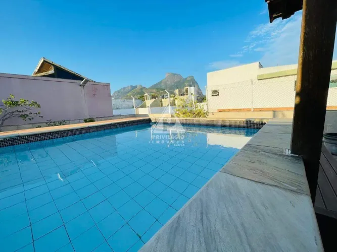 Cobertura Duplex à venda na Barra da Tijuca (Frente) | 5 quartos (2 suítes), 3 vagas e var