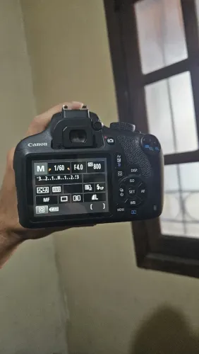 Canon T5 conservada + lente 18-55mm + Yongnuo 50mm + cartão de memória