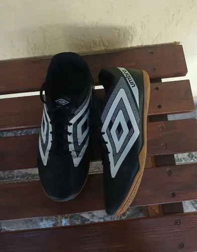 Tênis Chuteira de futsal Umbro original usada número 38