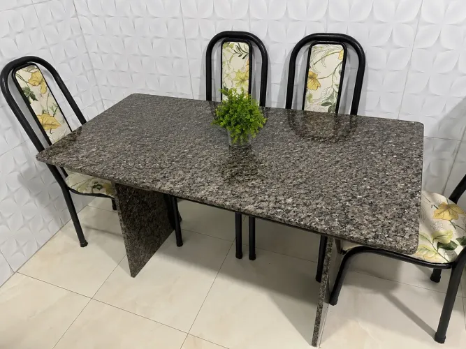 MESA TODA DE MÁRMORE COMPLETA 4 CADEIRAS SEM DEFEITO 