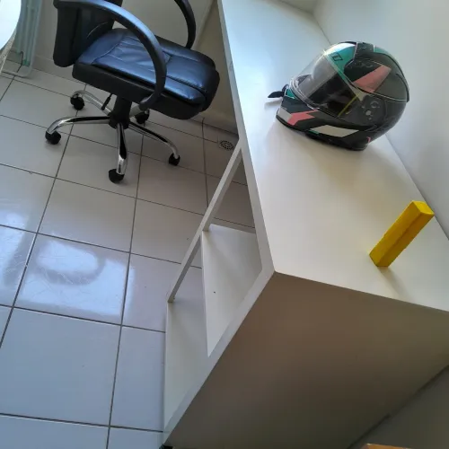 Vendo Mesa de escritório em compensado revestido com fórmica  de 1,90x51