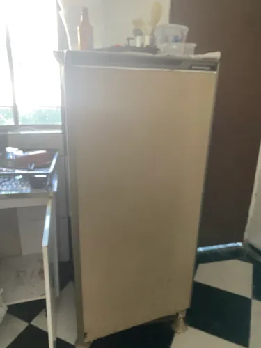 Geladeira antiga mas funciona tudo