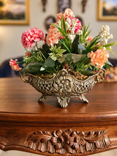 Floreira / Cachepô Decorativo em Metal Trabalhado - Estilo Clássico