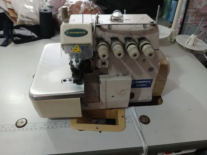 Maquina de Costura Interlock Lanmax LM- 505D (obs: precisa de regulagem)