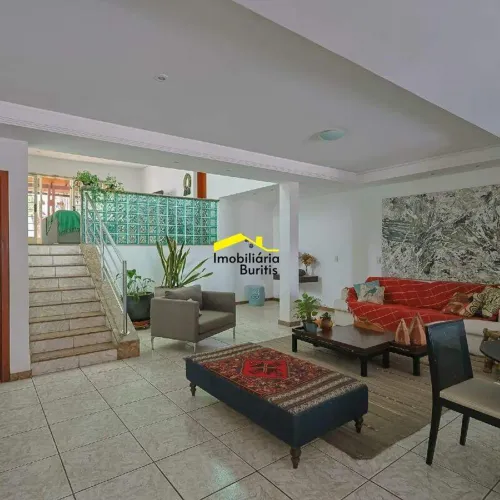 Casa com 4 Quartos, Piscina e 4 Vagas para Locação no Buritis
