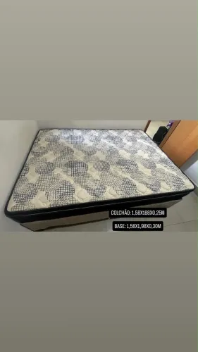 CAMA DE CASAL ACOMPANHADA DE COLCHÃO EM PERFEITO ESTADO SEM DETALHES DE USO