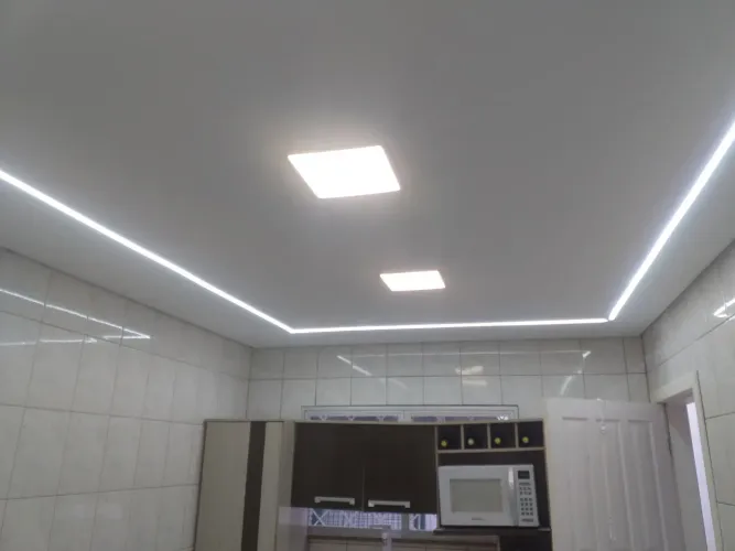 Decorados de gesso com pintura e elétrica