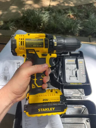 Parafusadeira/Furadeira Stanley 20V SCD20C2K + 2 Baterias + Maleta