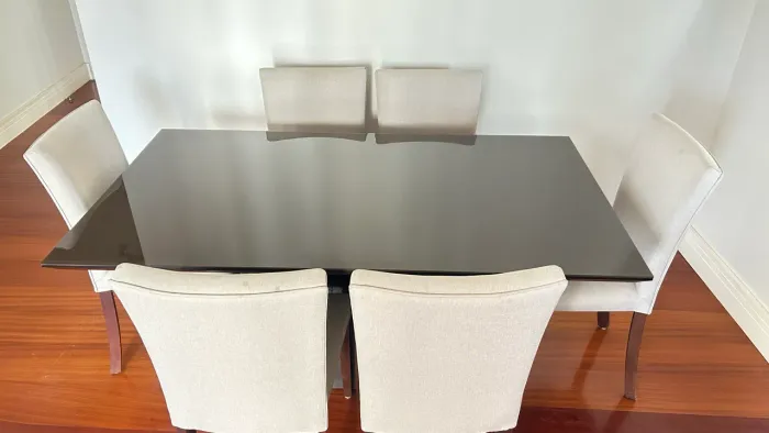 Mesa de Jantar com 6 cadeiras.