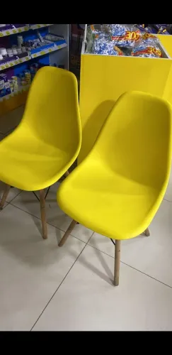 Duas cadeiras de plástico amarela, com pés de madeira , seminovas, só R$250,00