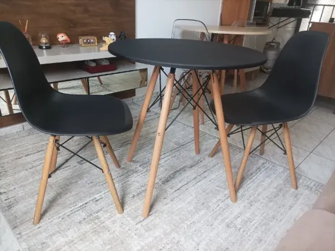 Mesa de jantar e cadeiras