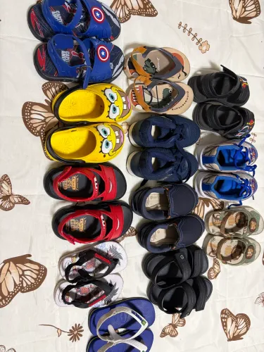 Lote com 12 pares de calçados infantis - tênis, sandálias e chinelos