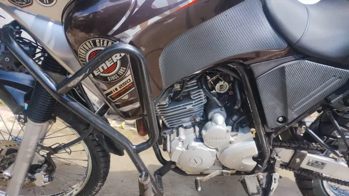 Vendo Yamaha 250 Ténéré impecável.