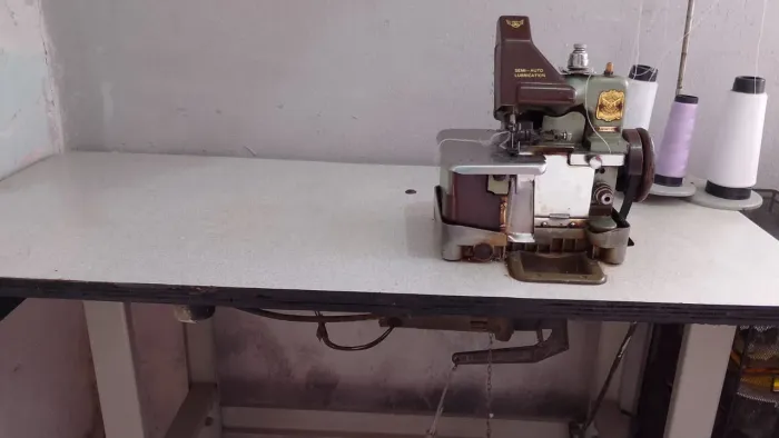 Maquina de costura, overlock em perfeito estado vai com a mesa