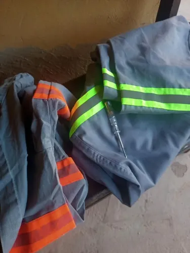Camisa anti-choque elétrico e duas calças