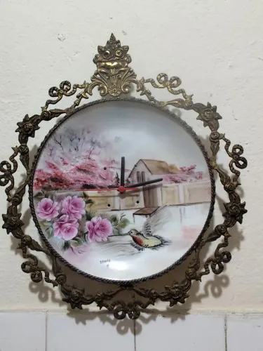 Relógio de parede vintage em porcelana