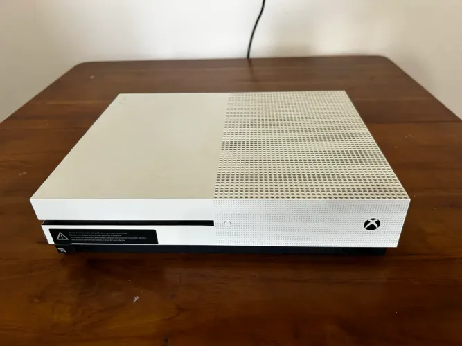 Xbox One S + 4 jogos