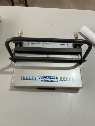 Fechadora Manual de Duplo Anel - (Wire-o) Usada