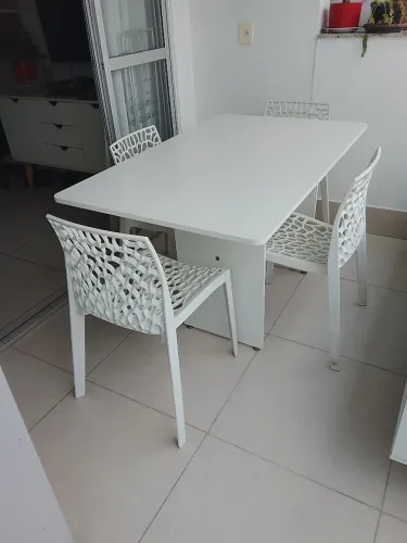 Mesa cl 4 cadeiras brancas bom estado produto qualidade medindo 1,30 x ,83. Valor 600,00.