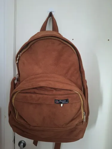Mochila Marrom em Camurça / Suede - Espaçosa e Estilosa