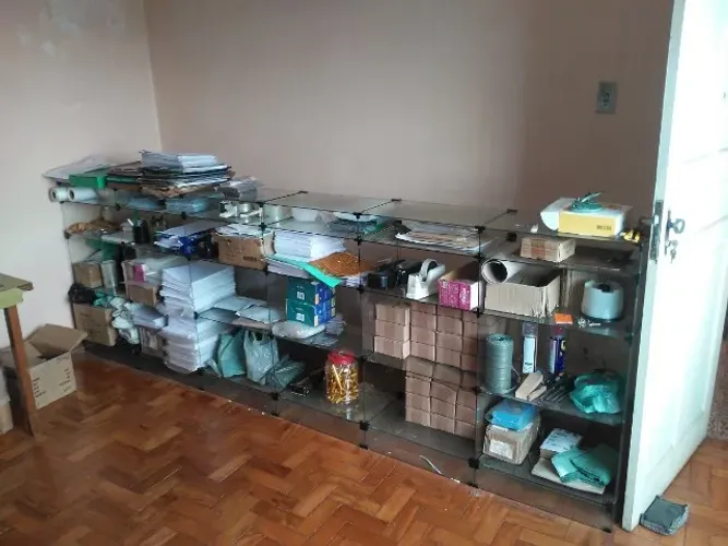Balcão de vidro aproximadamente 3 m (a retirar)