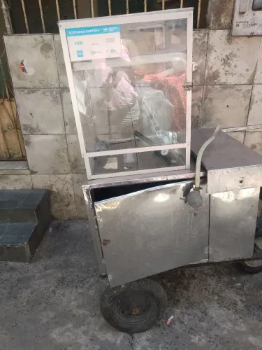 Carinho de cachorro quente e pipoca no precinho