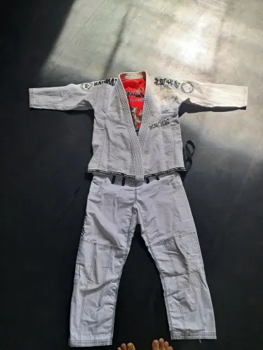 VENDO KIMONO KAMIKAZE A0/A1 ( OBS: COMPREI E NÃO  SERVIU)