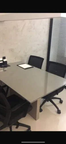 Mesa de reunião em MDF com vidro