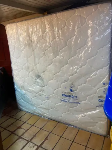 Vendo cama super King em perfeito estado, com apenas 3 meses de uso 2.000$não faço entrega