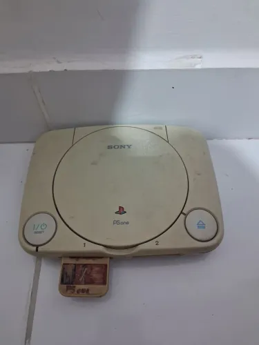 PS1 SLIM COM O JOGO MEDALHA DE HONRA