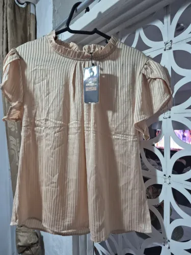 (Encanto chique brecho) linda e elegante blusa bege